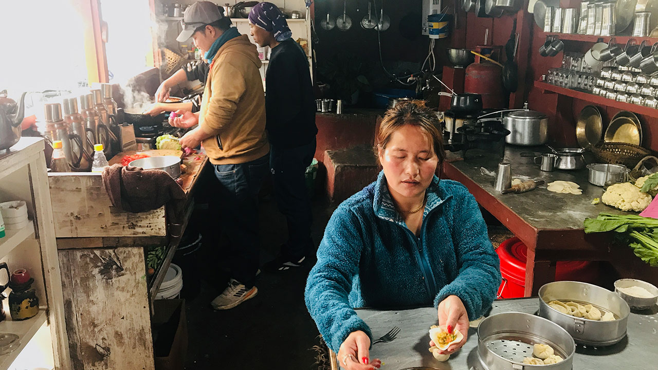 Lodge Küche und Zubereitung von Momos